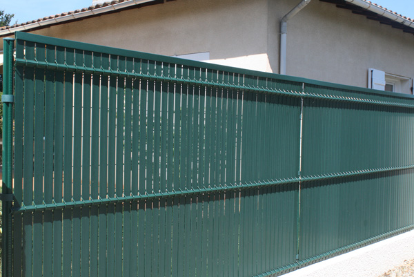 Brise vue : Image d'un brise vue en lattes PVC