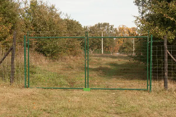 Portail : Portail grillagé dans un jardin